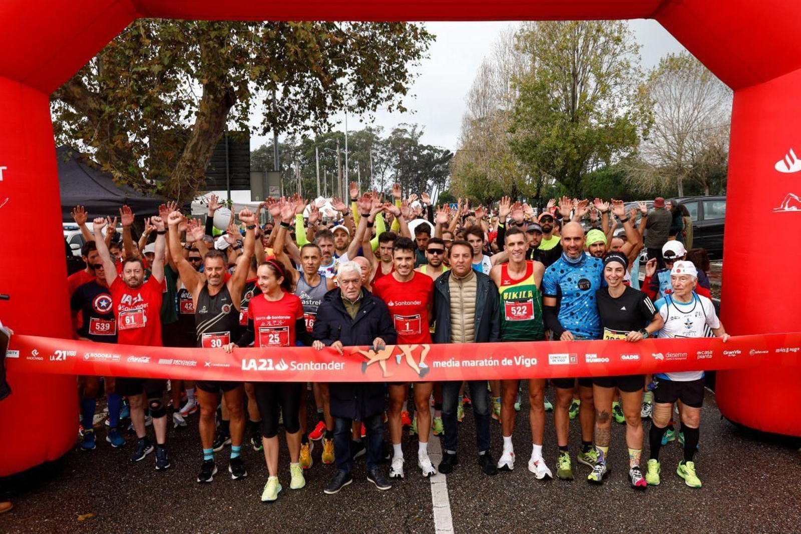 Salida de la media maratón de Vigo, con Gómez Noya en primera línea.