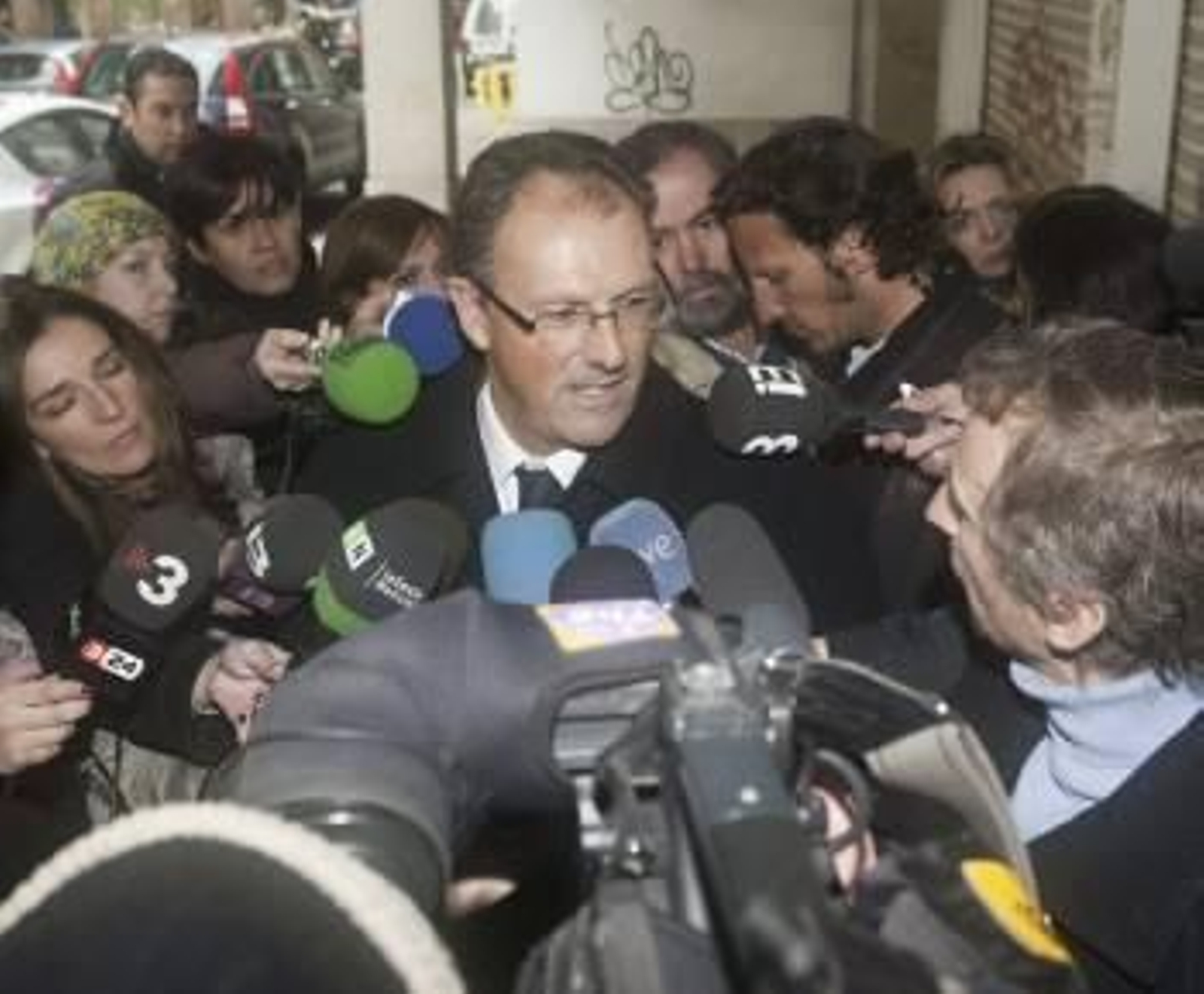 El abogado de Iñaki Urdangarin Mario Pascual Vives abandona los juzgados de Instrucción de la capital balear durante un receso de la investigación del caso Nóos. (Foto: EFE)