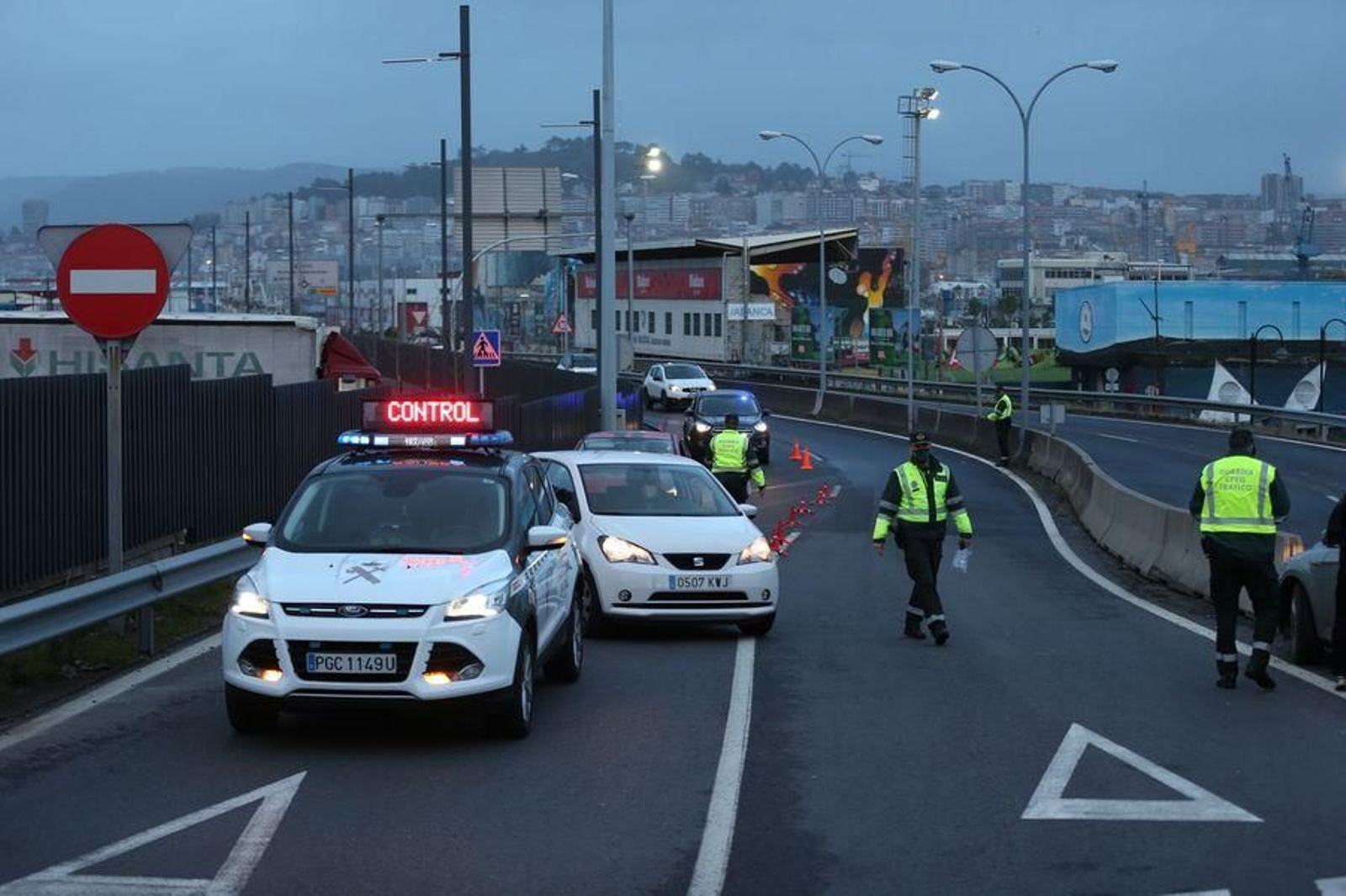 La Guardia Civil realiza controles en los accesos a la ciudad para vigilar la movilidad16
