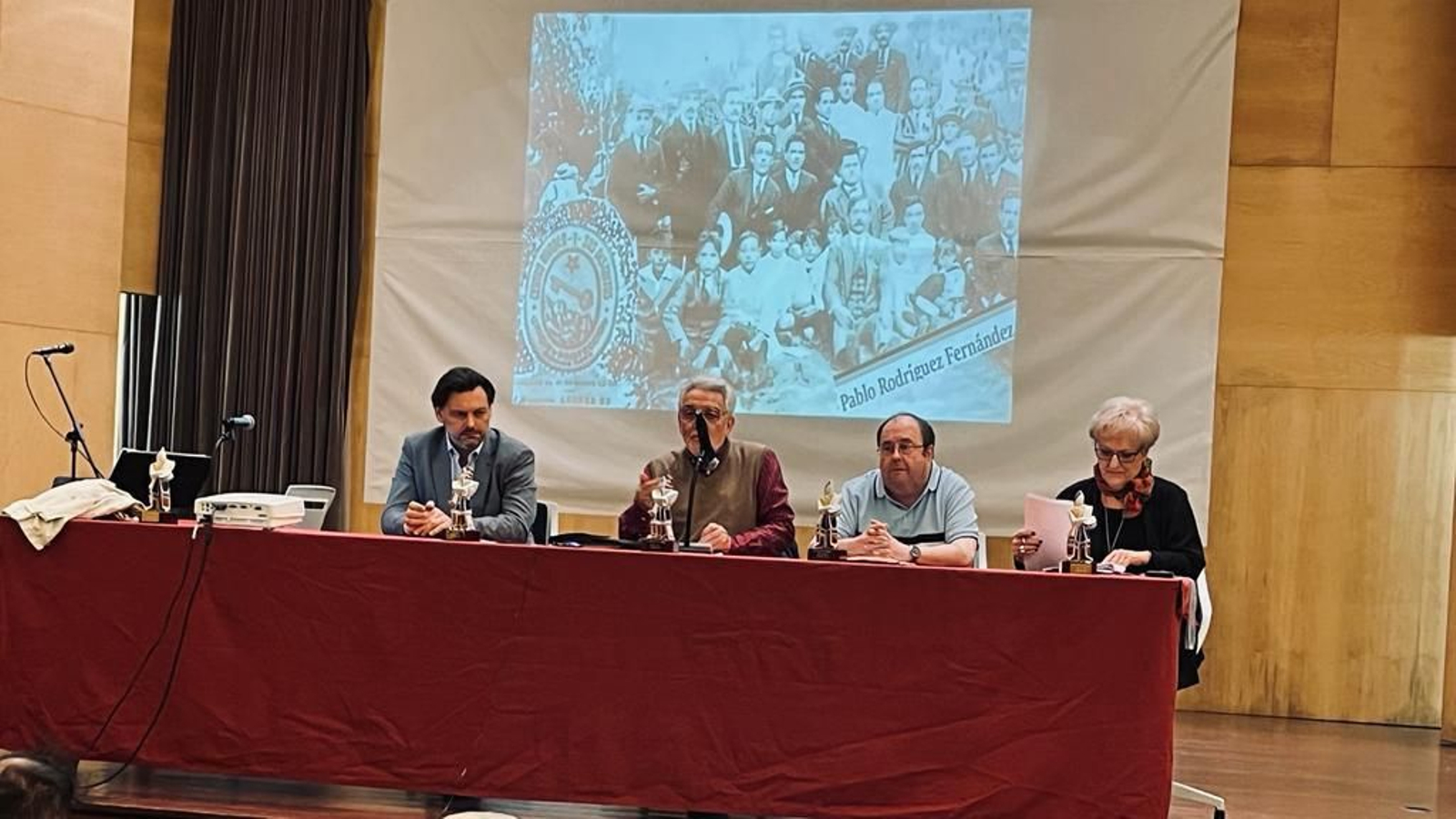 Antonio Rodríguez Miranda, Xosé María García Palmeiro, Pablo Rodríguez Fernández y María Xosé Porteiro, durante la mesa coloquio