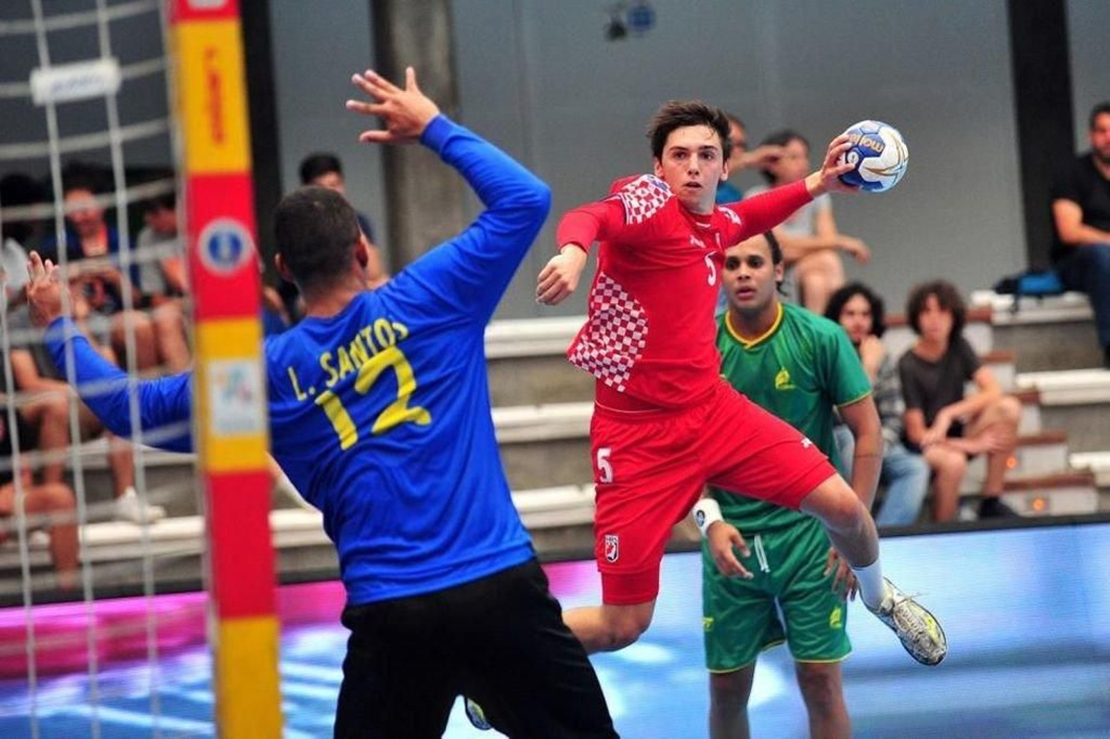 Un momento del partido de ayer entre Brasil y Croacia.