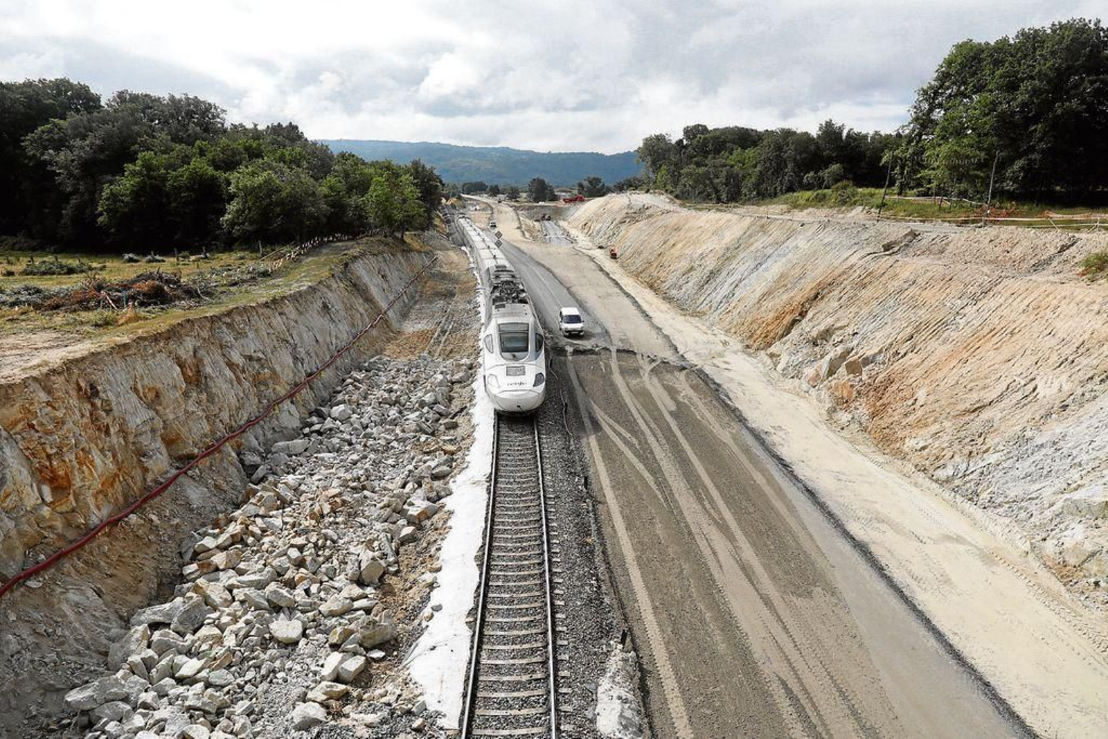 Obras en la vía convencional, que ya provocaron la suspensión de la circulación.