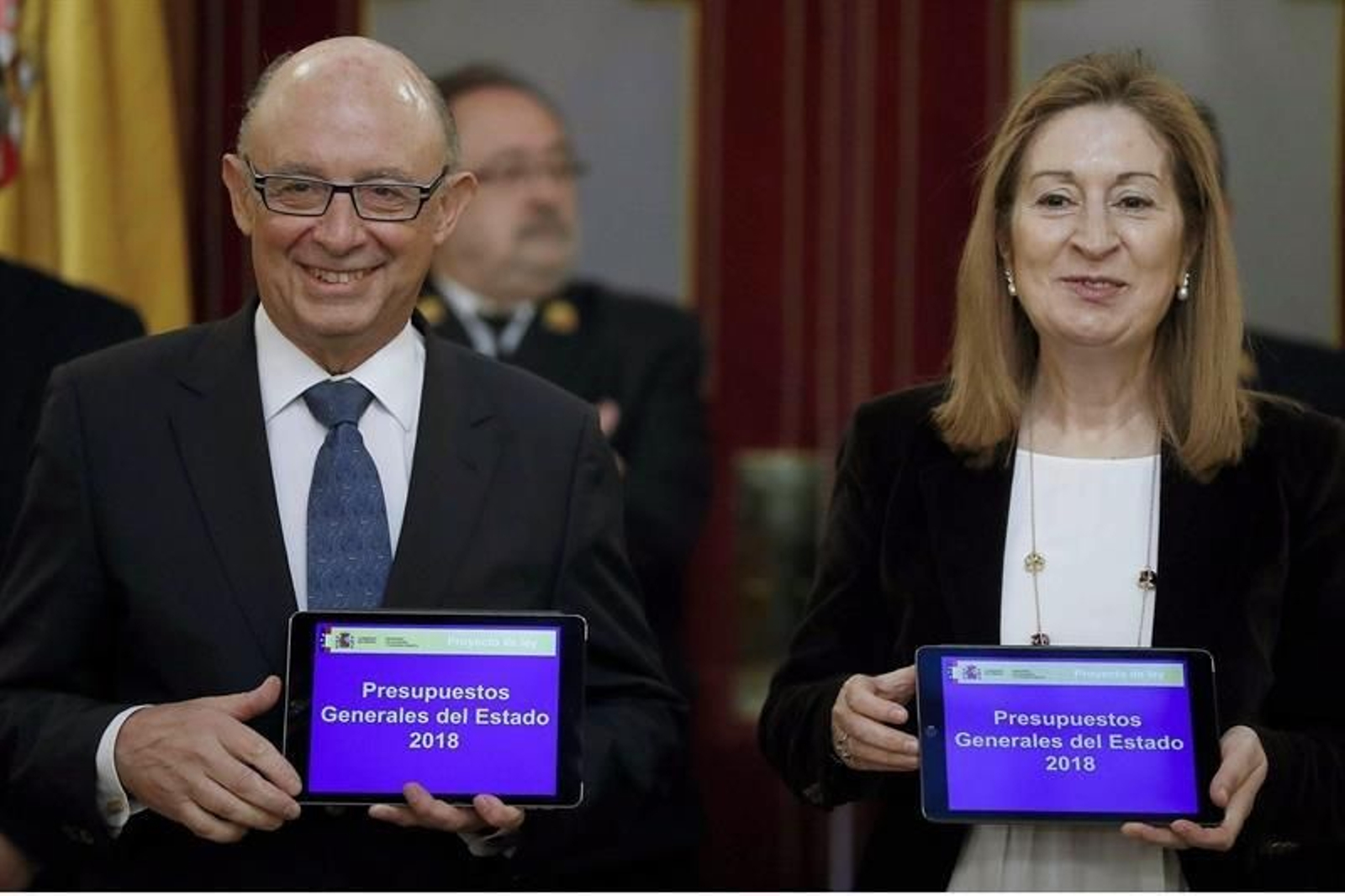 El ministro de Hacienda, Cristóbal Montoro, ha entregado hoy a la presidenta del Congreso, Ana Pastor, el proyecto de Presupuestos Generales del Estado para 2018
