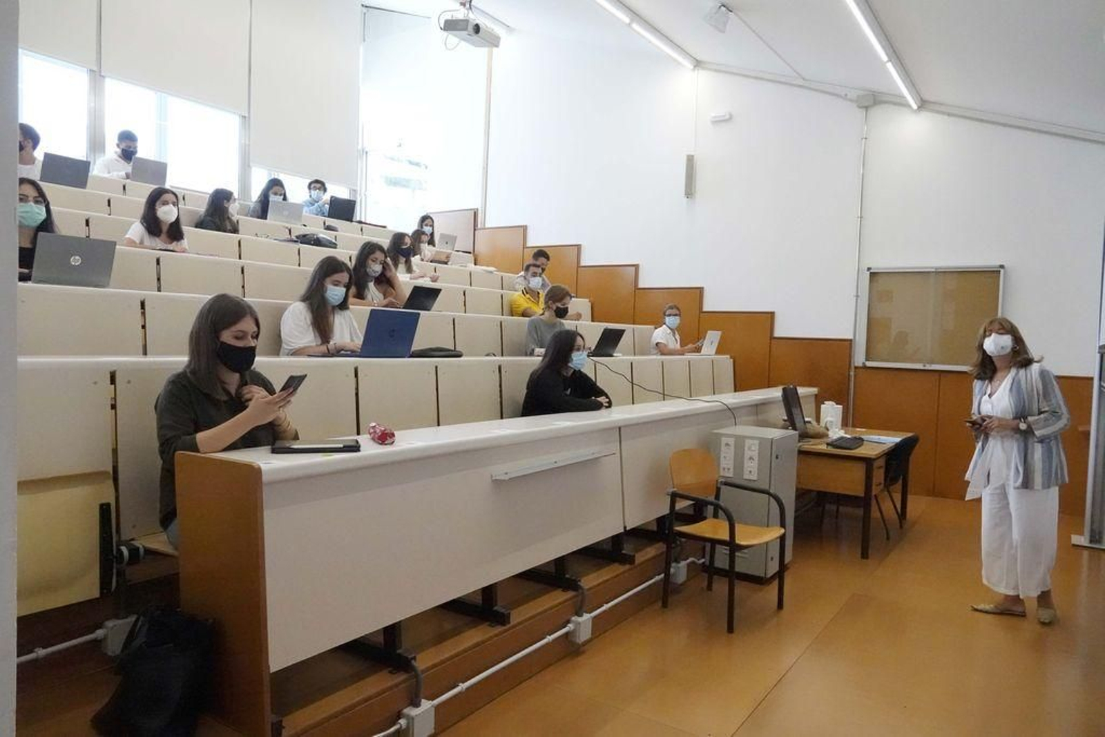 Las aulas están organizadas con distancias de seguridad y con códigos QR para cada alumno que tendrá un puesto fijo.