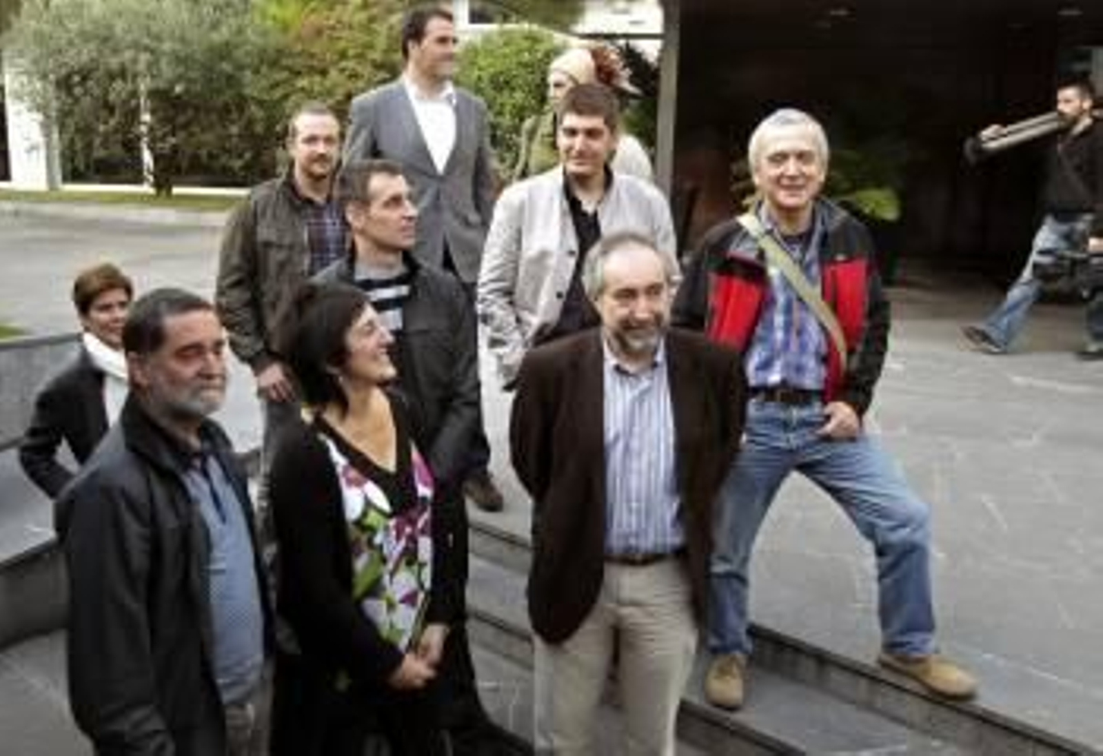 Iñaki Antigüedad, Maite Aristegi, Rafael Larreina y Sabino Cuadra (izda-dcha en primer término), antes de la rueda de prensa que candidatos de Amaiur, la coalición integrada por la izquierda abertzale (Foto: EFE)