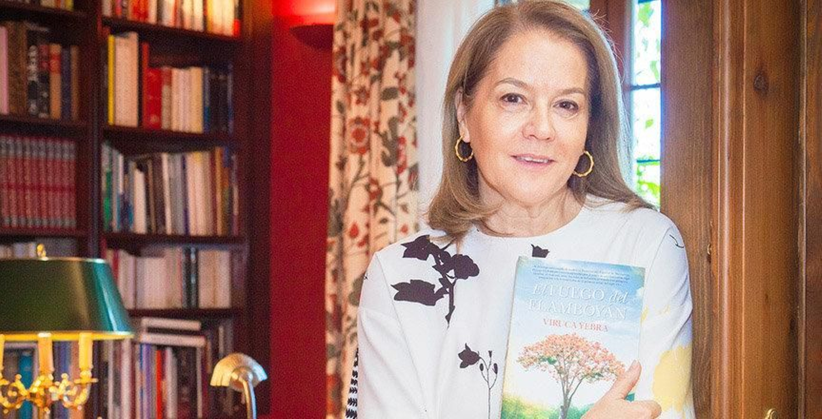 La autora Viruca Yebra con su último libro entre los brazos. Foto: Vanity Fair