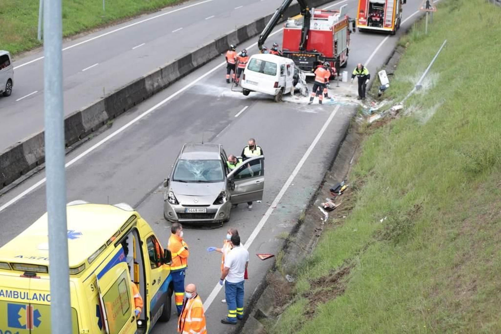 Brutal accidente en el segundo cinturón con el vuelco de dos vehículos 6