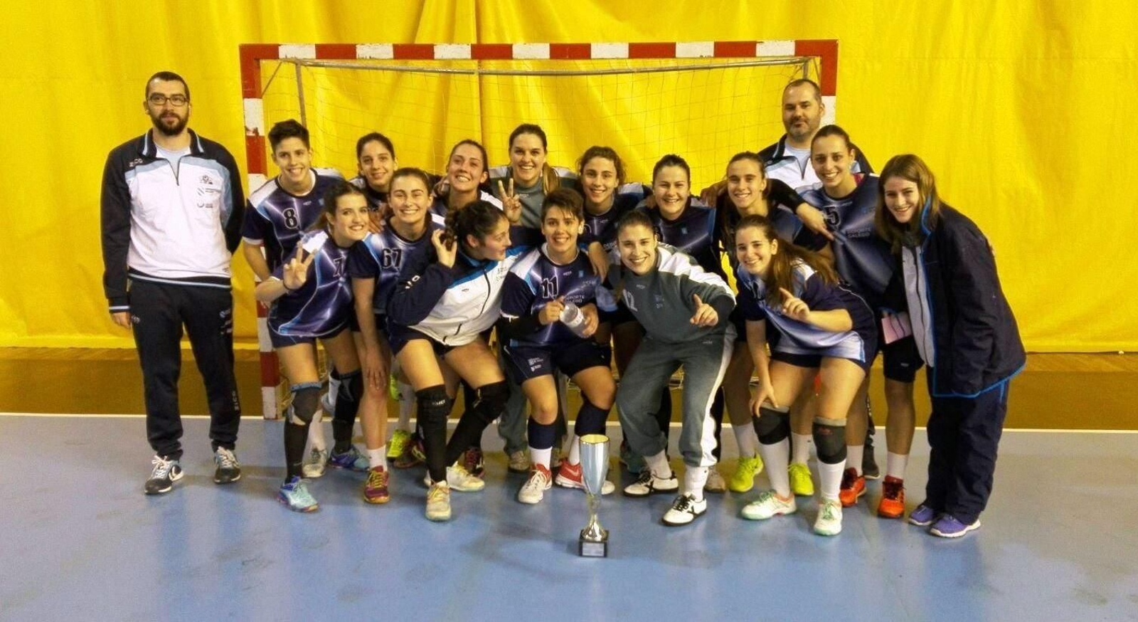 La selección gallega, con el trofeo conquistado.