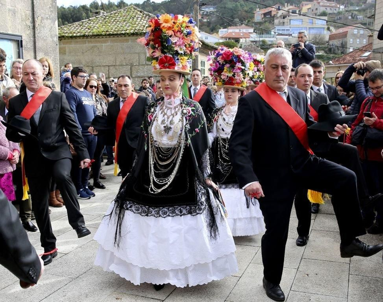Los galanes de Aldán visten de negro, con camisa blanca, corbata gris y sombrero negro.