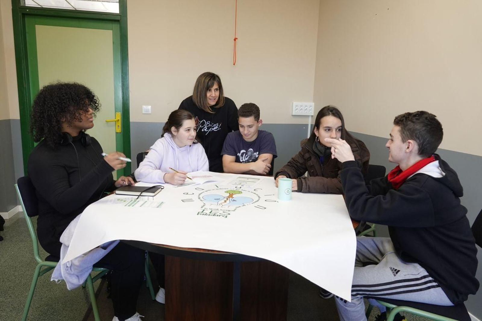 El equipo de mediación del IES Valadares, con la profesora que lo coordina.