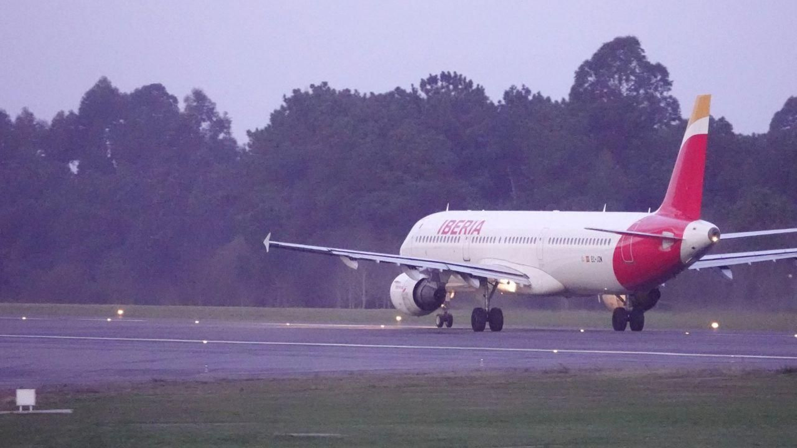 Un avión de Iberia en el aeropuerto.