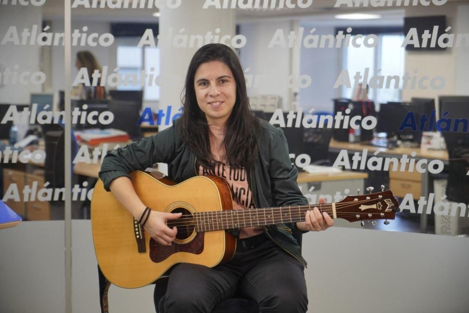 MJ Pérez presentou o seu último single en Atlántico TV.