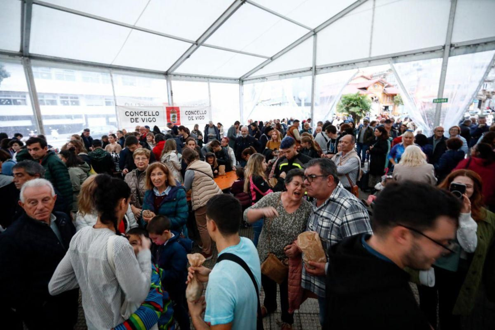 El magosto celebrado ayer en la Alameda de Eduardo Cabello, al que acudió también el alcalde.