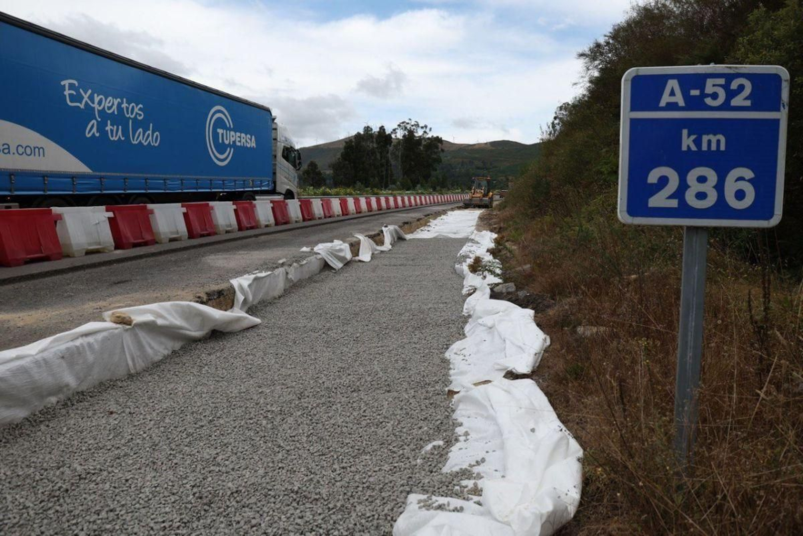 La imagen muestra los escasos trabajos realizados en casi dos meses en el tramo que sigue cortado y en el que opera una excavadora.