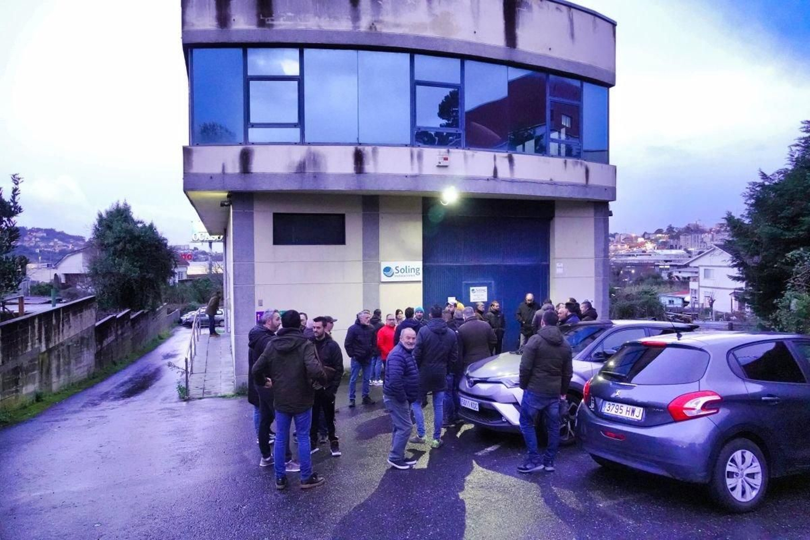 Los trabajadores en las instalaciones de la empresa en Lavadores.