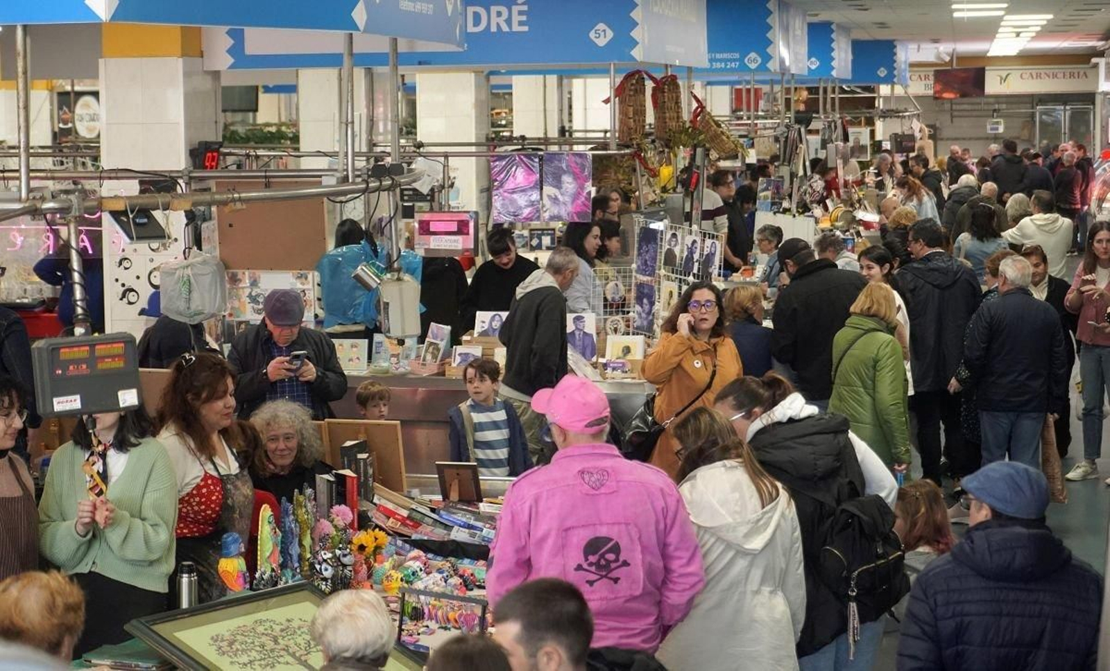 O mercado do Calvario, onte ateigado de xente, que se interesou polos diferentes traballos artísticos que alí se amosaron.