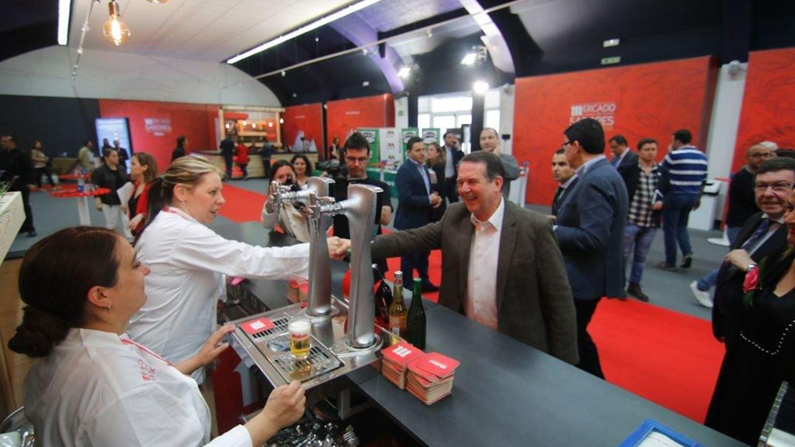 El alcalde vigués recorrió todos los puestos.