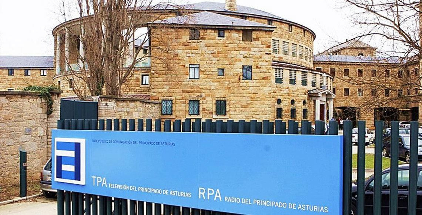 Sede de la Radio Televisión de Asturias, en el antiguo convento de las Clarisas.
