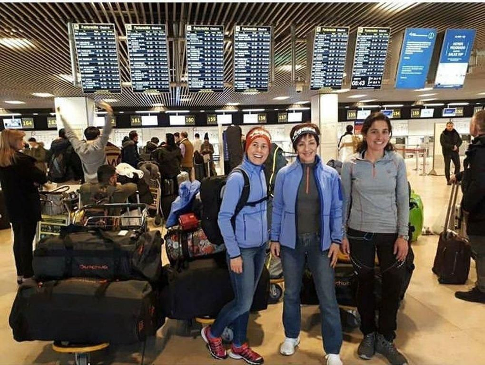 Verónica Romero, Chus Lago y Rocío García, ayer, en Barajas.