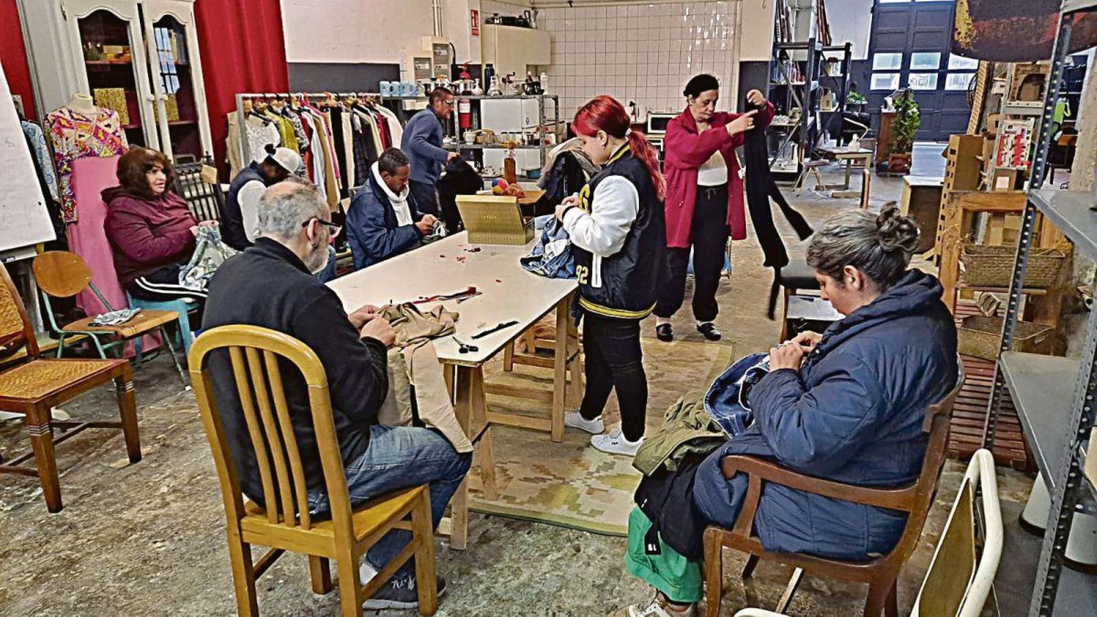 Emaús ya celebró los primeros talleres de textil en el nuevo local.