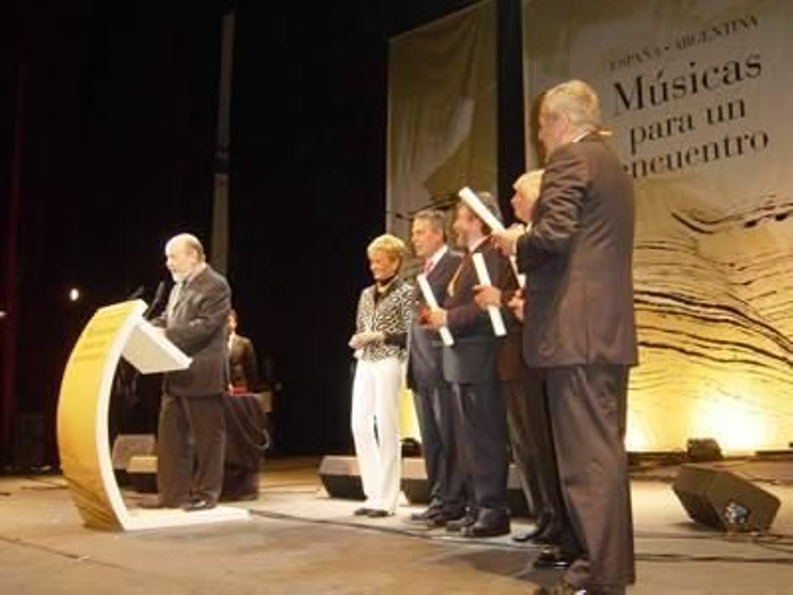 La Vicepresidenta Primera del Gobierno, en un acto cultural de hermanamiento entre España y la Argentina, donde se rindió homenaje a Les Luthiers. Le acompaña el Embajador, Rafael Estrella.