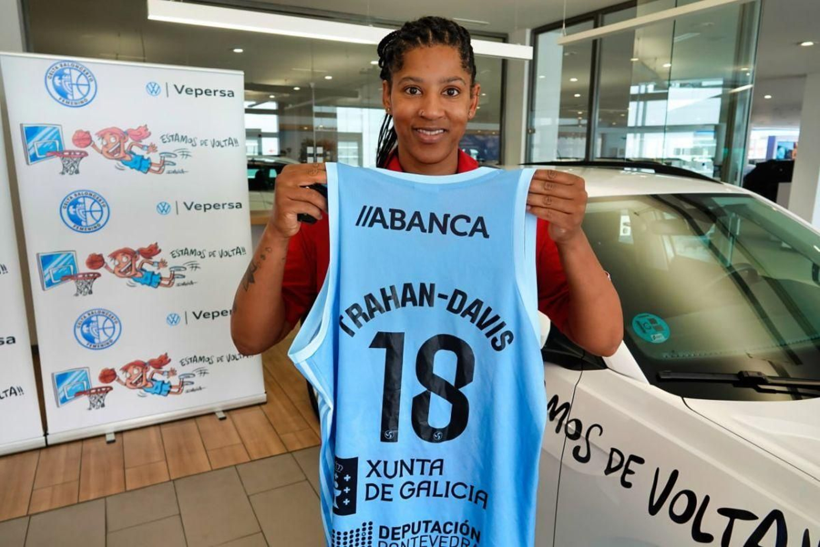 La estadounidense Celeste Trahan-Davis posa con el dorsal número 18, el mismo que en su etapa en Valencia.