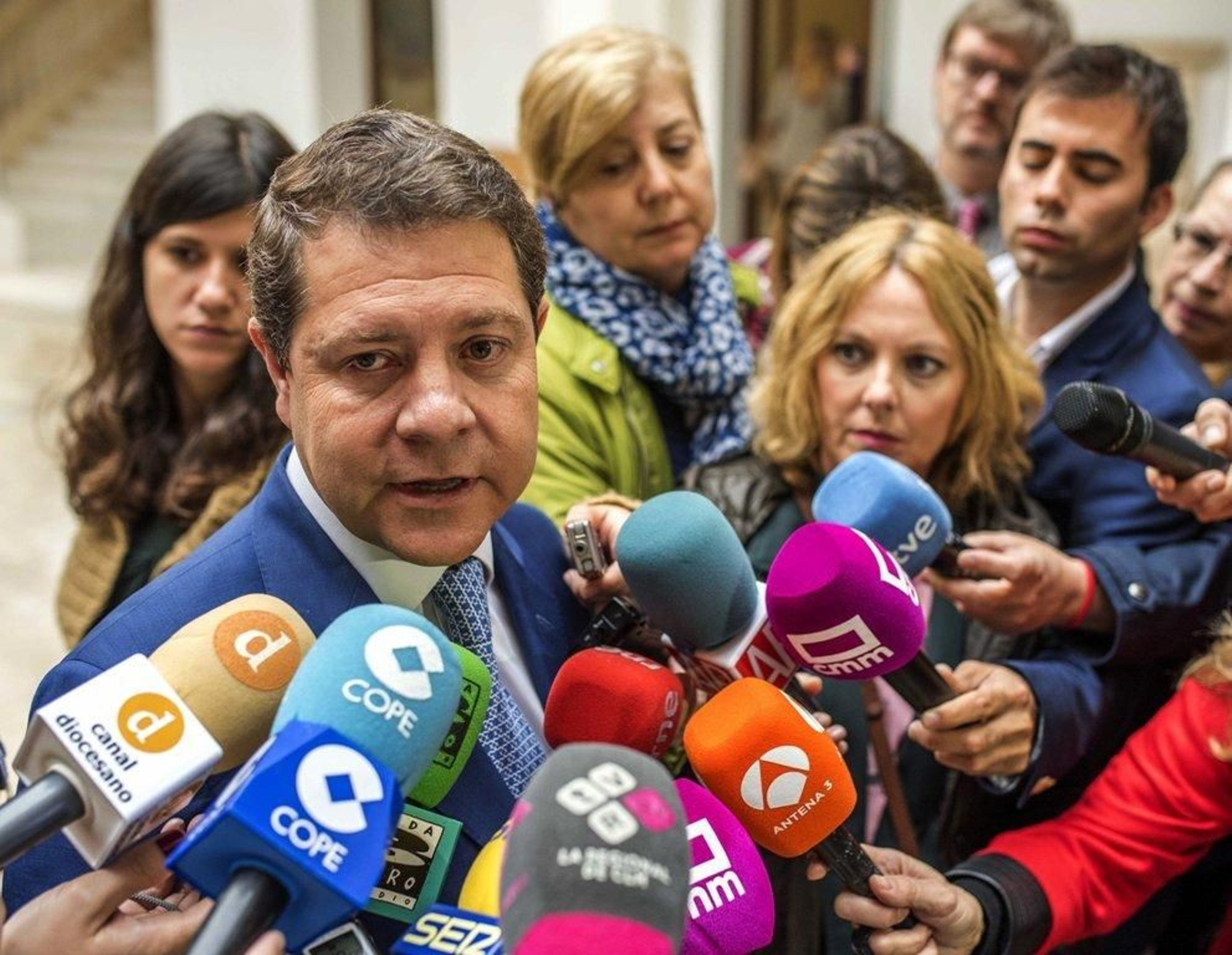 García-Page, atendiendo a los medios de comunicación en Toledo.