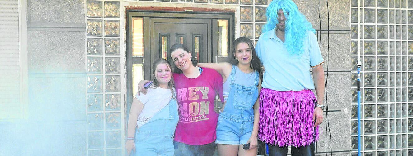 Arriba Nerez y Nuria con sus padres y abajo varios momentos de las actuaciones.