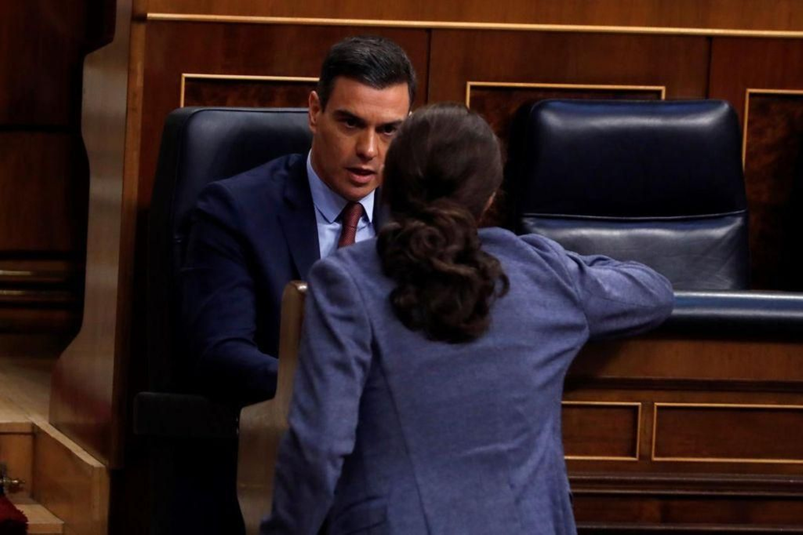 Pedro Sánchez conversando con Pablo Iglesias en el Congreso.