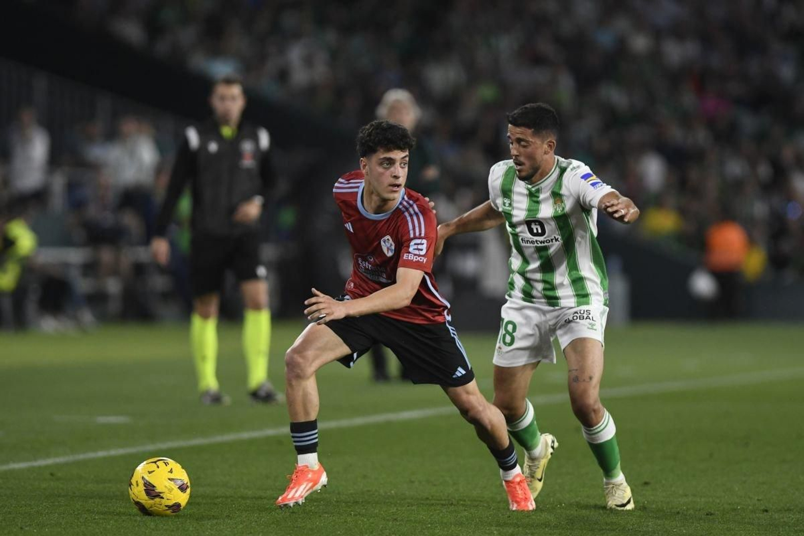 Hugo Álvarez, con el balón, en el partido de ayer disputado en el Benito Villamarín ante el Betis.