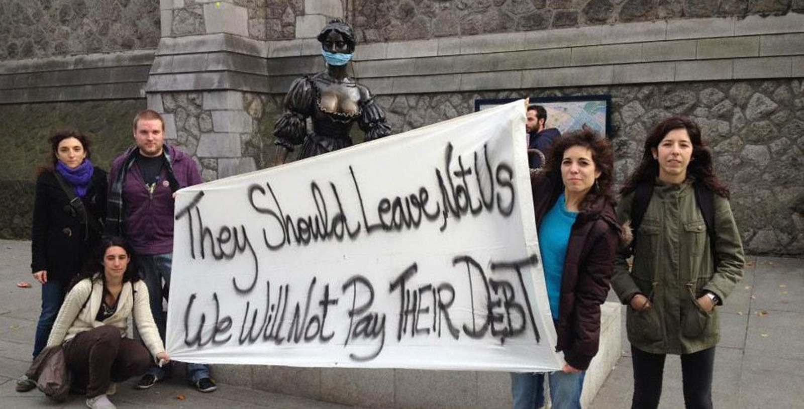 Un grupo de jóvenes protestan en las calles de Dublín.