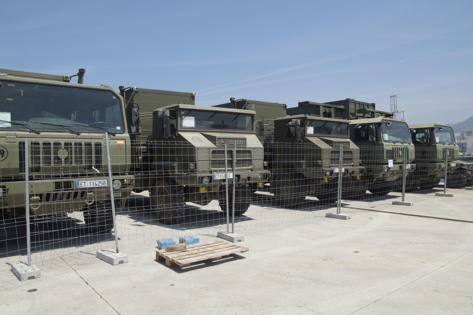 Vehículos militantes en el muelle, algunos de ellos montados en la fábrica gallega de Urovesa.