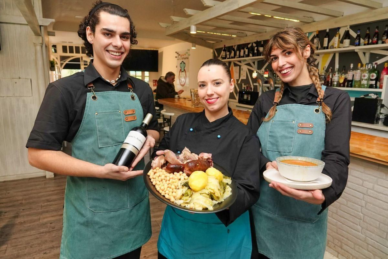 Rebeca Guede con su equipo de La Orensana.