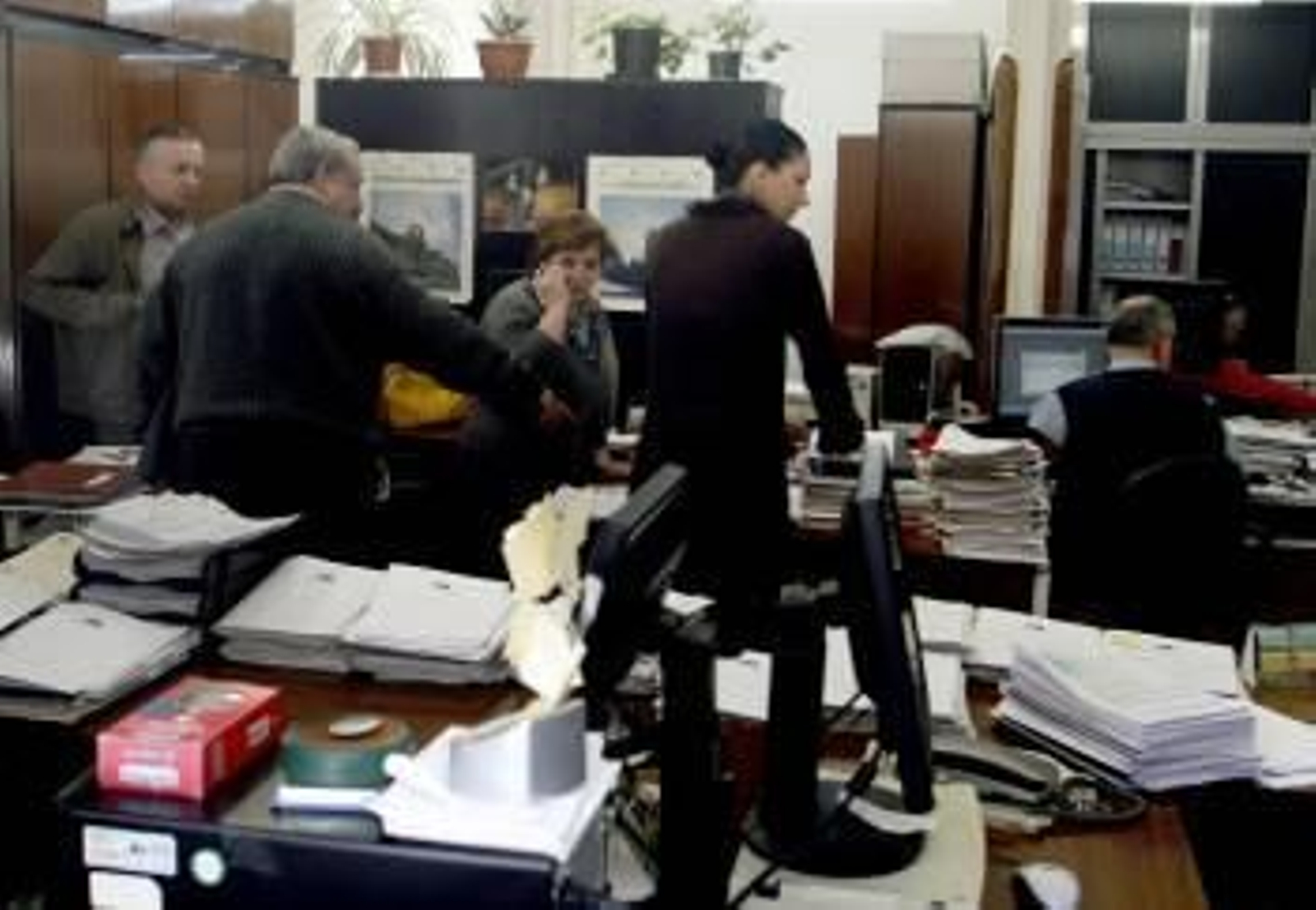 La secretaria de Pilar de Lara, de espaldas, supervisa el registro en el Concello lucense. (Foto: ELISEO TRIGO)