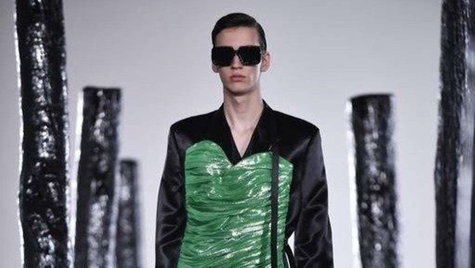 Uno de los modelos en el desfile de la firma española Loewe.