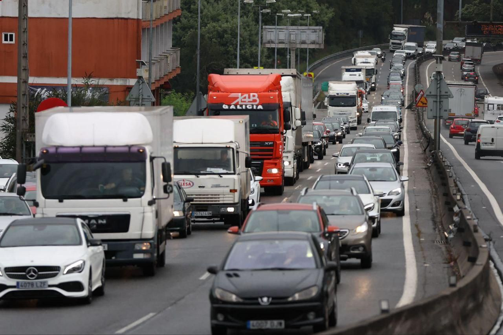 Accidente de un camión en la A-55 en Mos. // Alberte