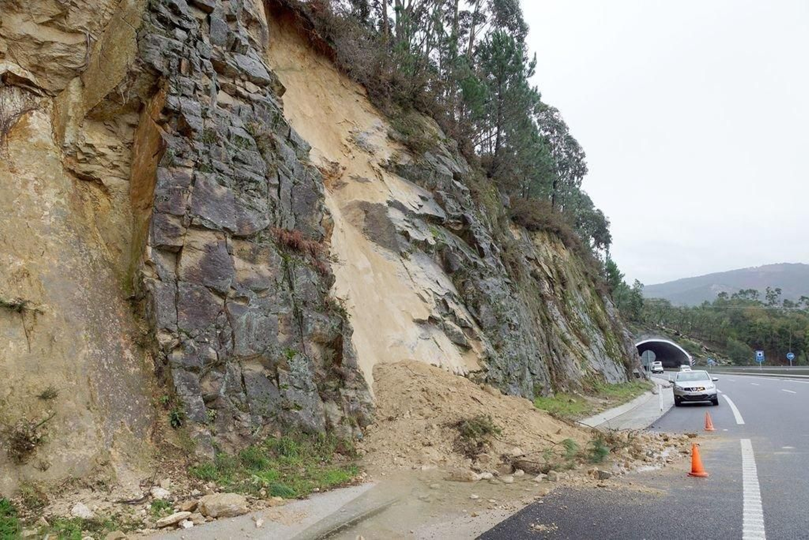 La autovía del Morrazo sufrió ayer desprendimientos a consecuencia de la intensa lluvia.