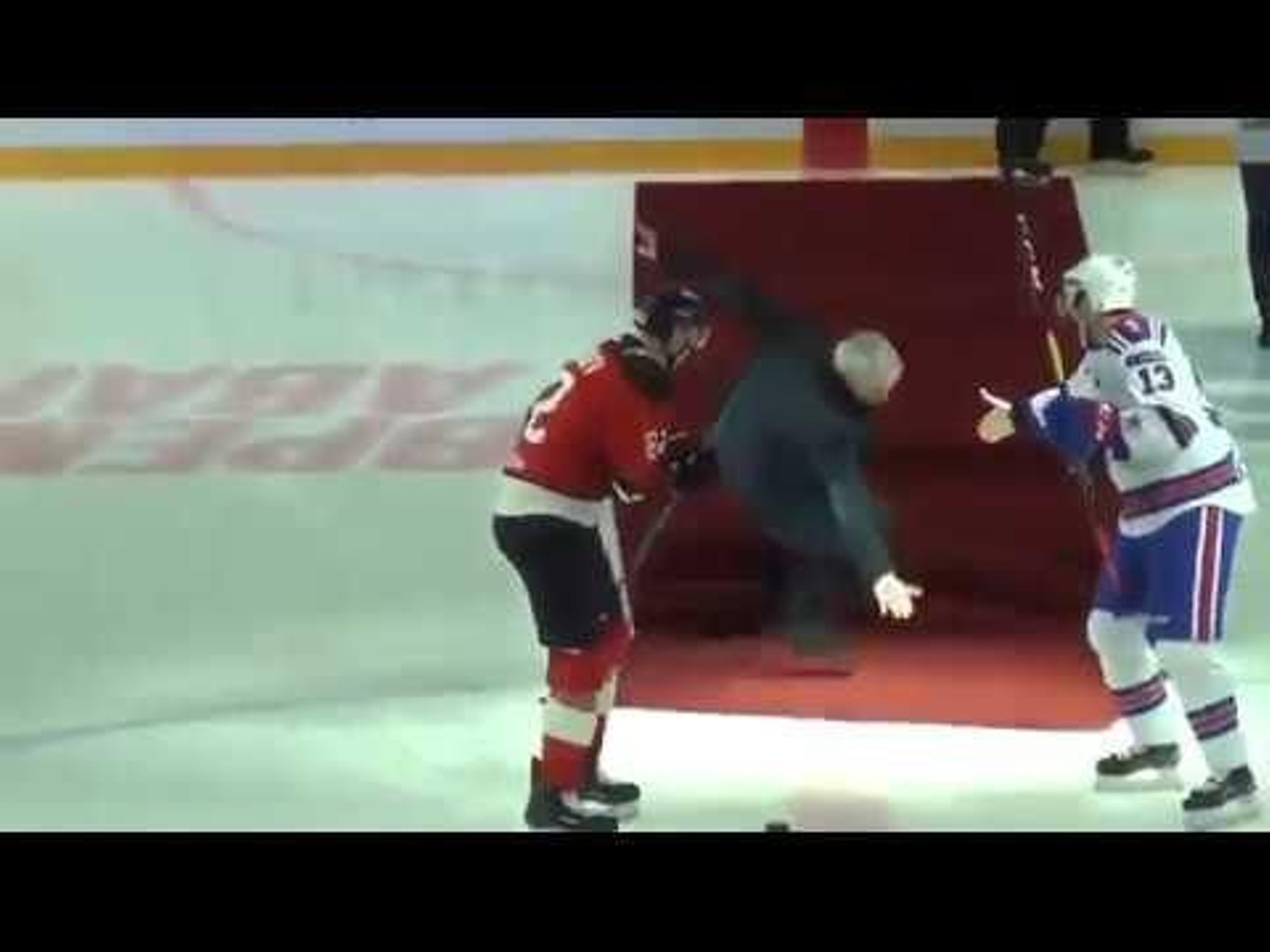 José Mourinho se cae en el saque de honor de un partido de hockey