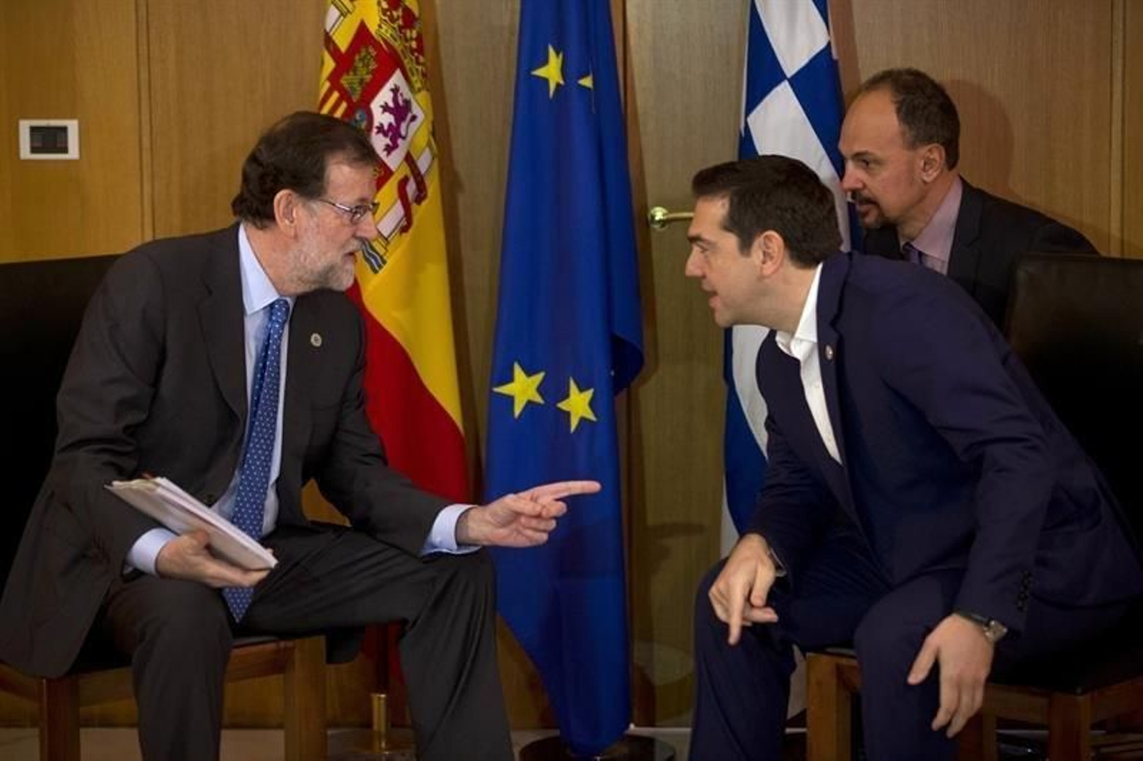Rajoy y Tsipras conversan en un momento de la Cumbre Mediterránea.