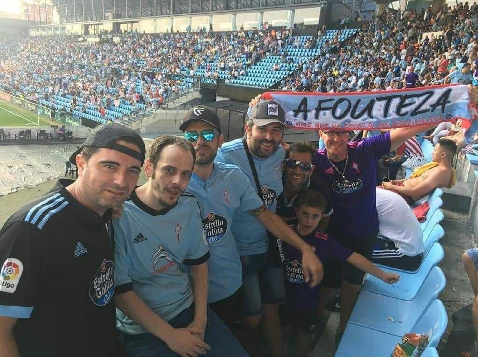 Los integrantes de la peña Afotuteza de Extremadura en Vigo.