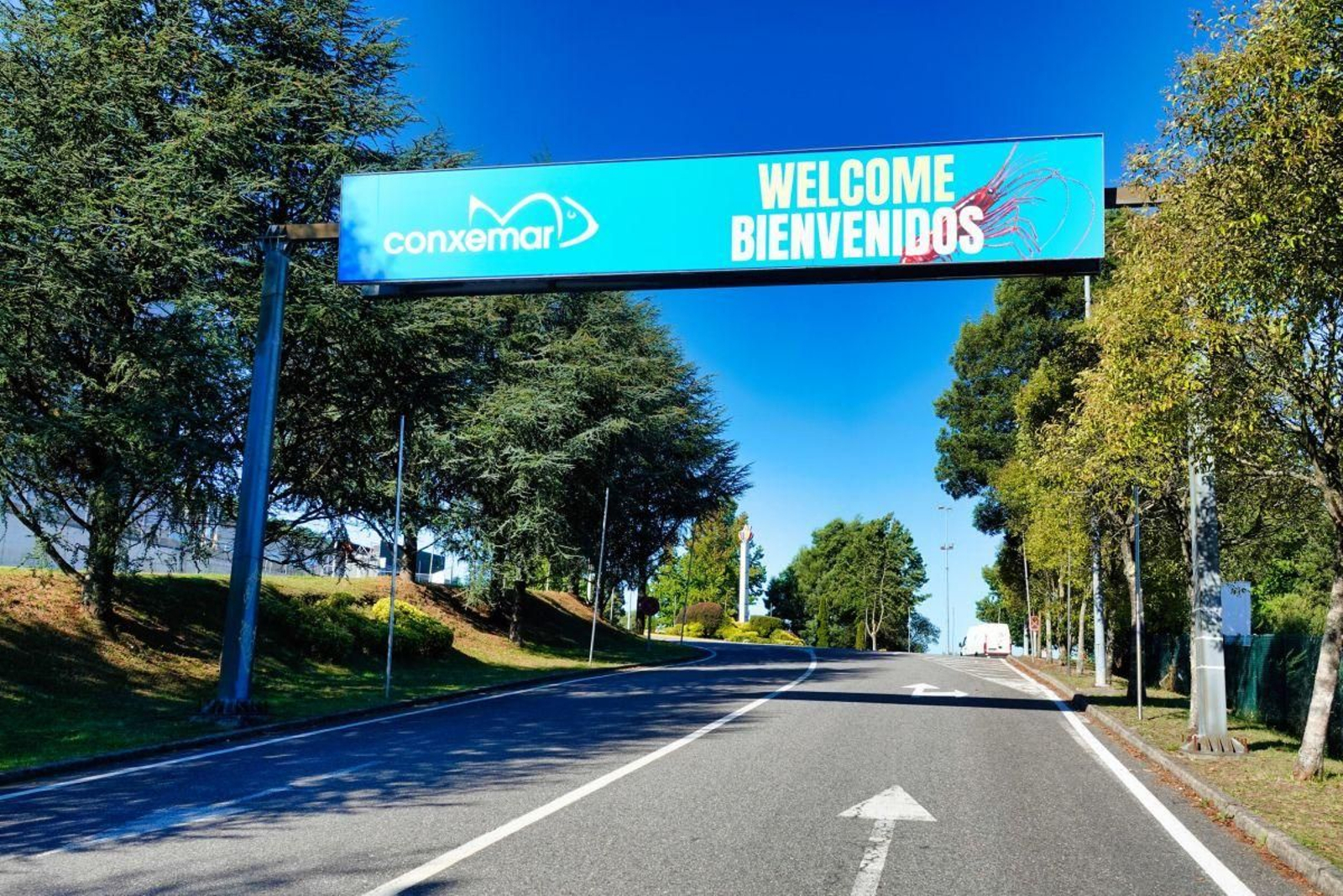 Un llamativo cartel da la bienvenida a los asistentes a Conxemar en la entrada del Ifevi.
