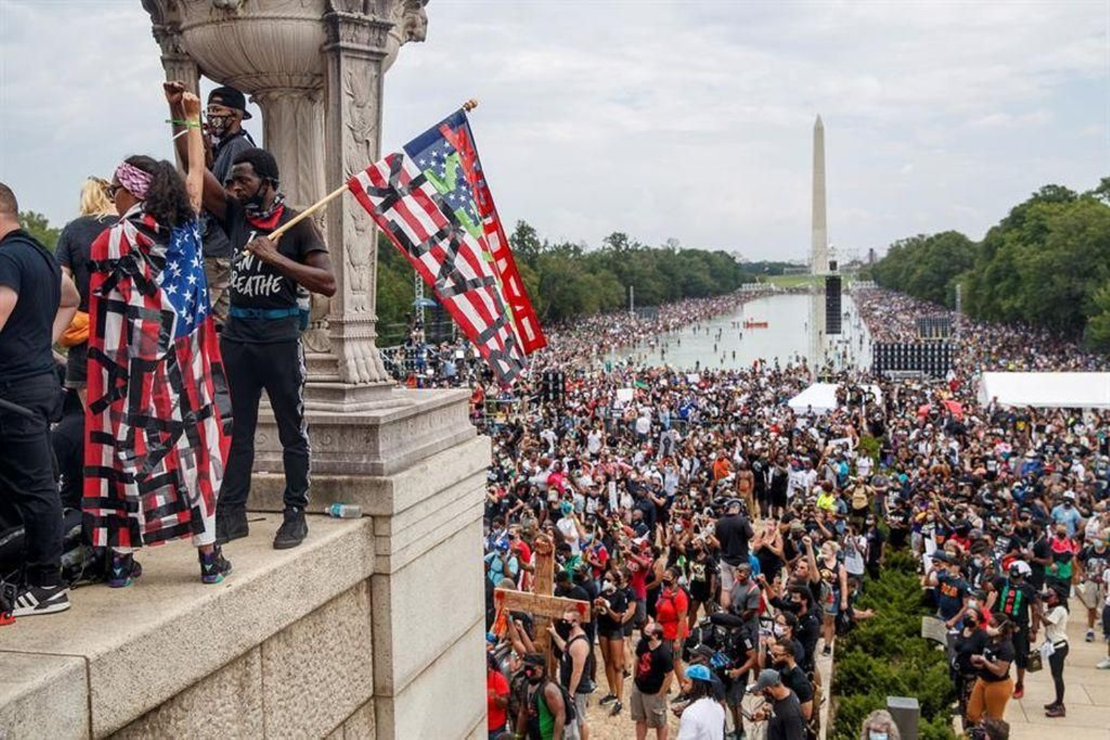 Miles de manifestantes protestaron este viernes en Washington en contra del racismo y la brutalidad policial.