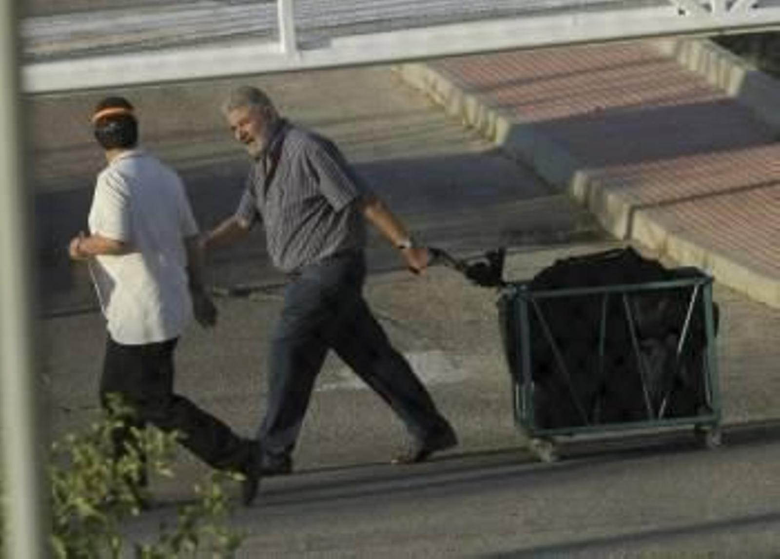 Laureano Oubiña, abandonando la prisión de Navalcarnero el pasado día 17 de este mes. (Foto: KIKO HUESCA)