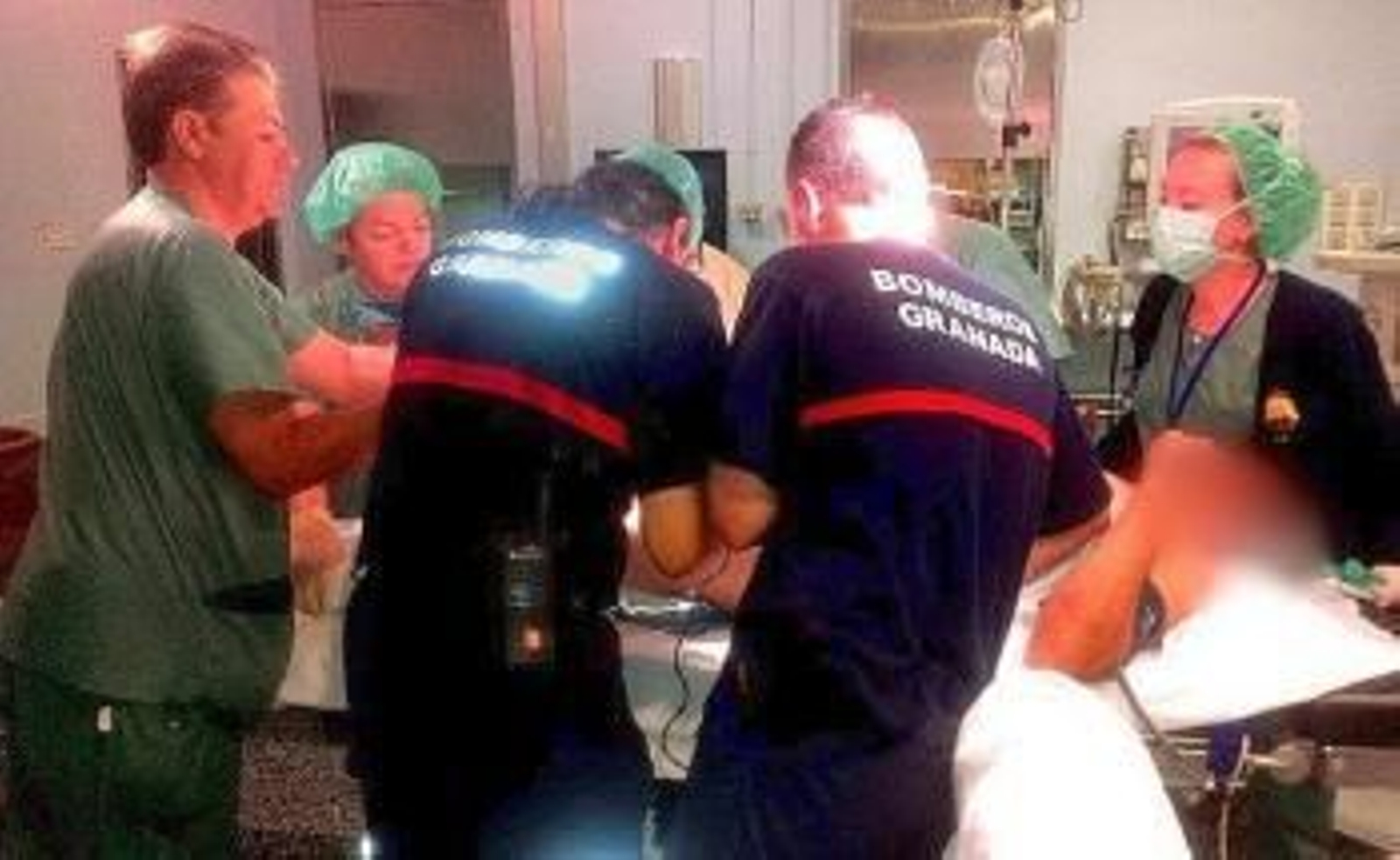 Intervención quirúrjica con la intervención de los bomberos.