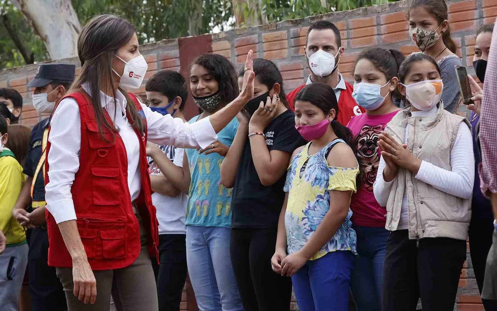 La reina Letizia de España durante una visita al sector de Bañado Sur en Asunción (Paraguay). EFE/ Ballesteros