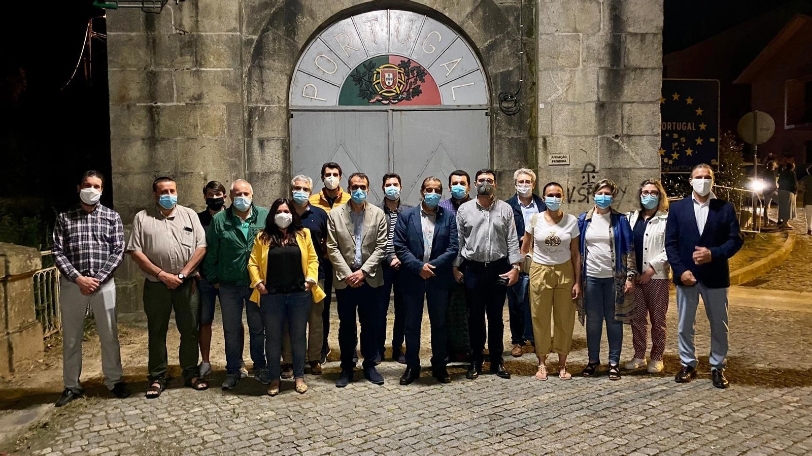 El viejo puente metálico de Tui esta noche