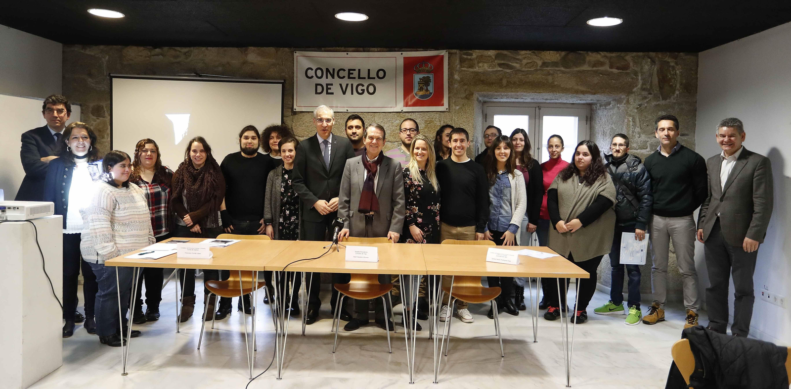 El alcalde de Vigo y el conselleiro de Industria entregaron ayer los diplomas a 30 alumnos (en la foto) que participaron en talleres de empleo para nuevas tecnologías, financiados por el Fondo Social Europeo y con colaboración de Concello y Xunta.