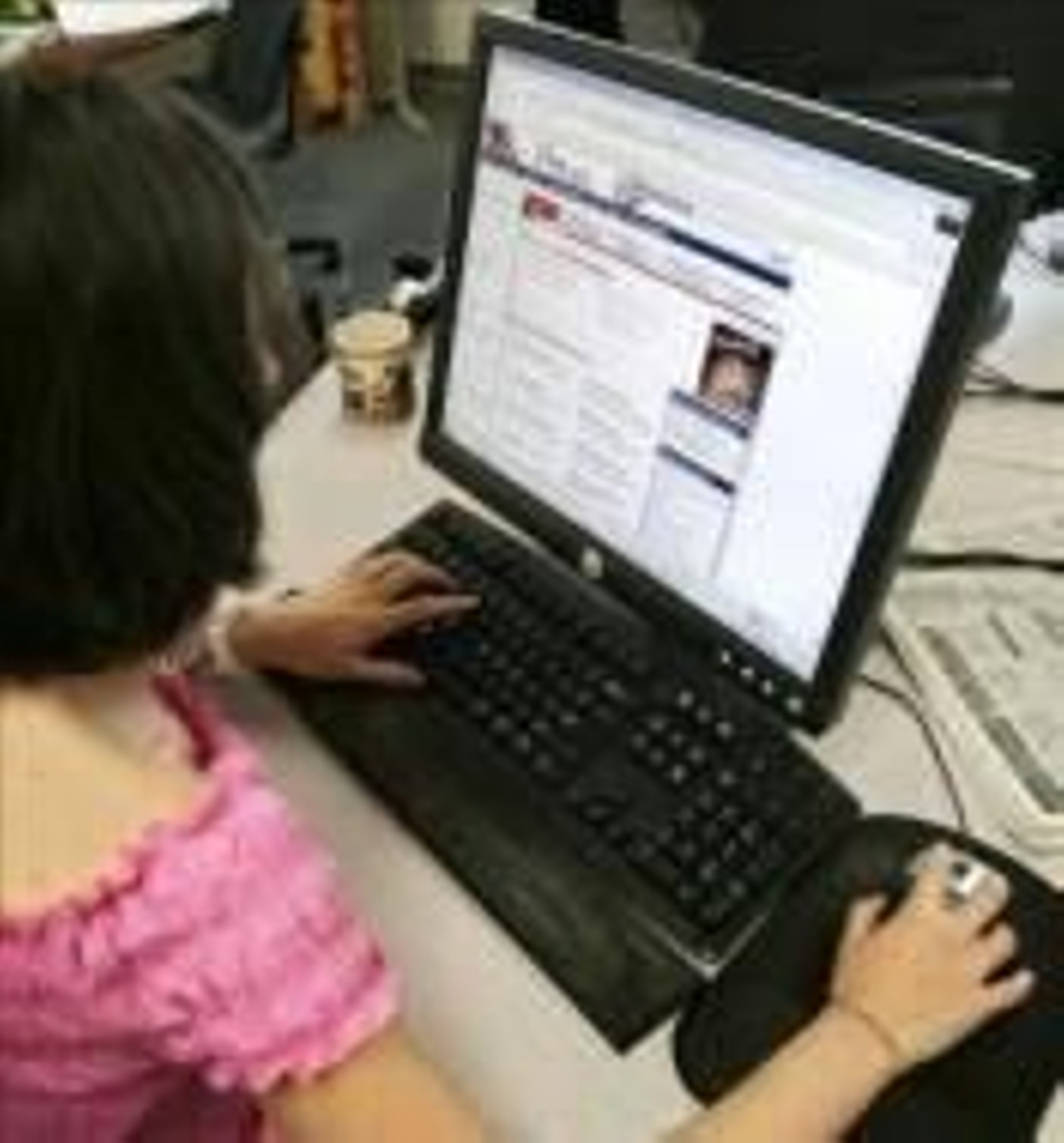 Una chica navega por internet.