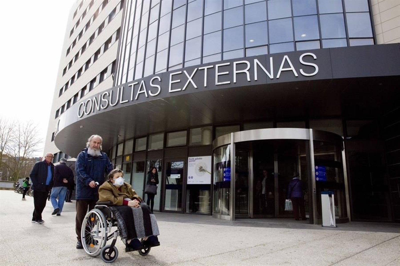 Una mujer con mascarilla en el Hospital Universitario de Álava en Vitoria