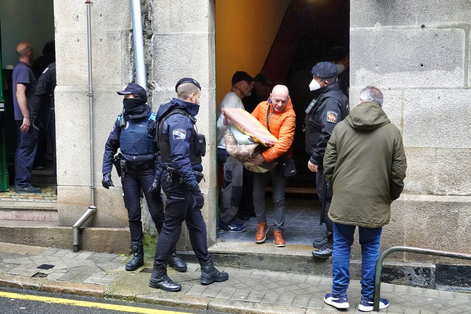 El desalojo tuvo lugar ayer por la mañana y el Concello contrató un servicios de mudanzas y dio alternativas habitacionales a los afectados.